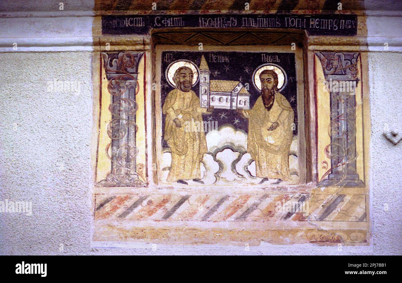 Kirche der heiligen Parascheva (Biserica Cuvioasa Paraschiva), in Gura Raului, Rumänien. Außenfresko mit St. Peter und St. Paul. Stockfoto