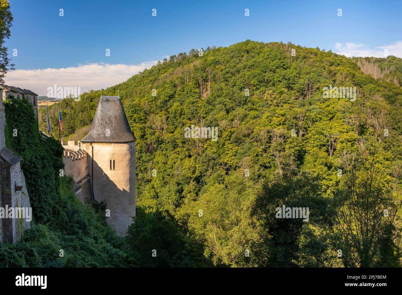 KARLSTEJN, TSCHECHISCHE REPUBLIK, EUROPA - Schloss Karlstejn in Böhmen, links, und umliegende Landschaft. Stockfoto