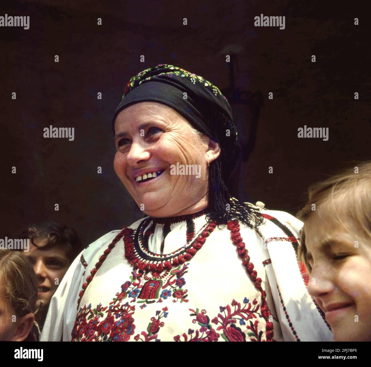 Sibiu County, Rumänien, ca. 1977. Porträt einer einheimischen Frau, die traditionelle, handgemachte Folklorekleidung trägt. Stockfoto