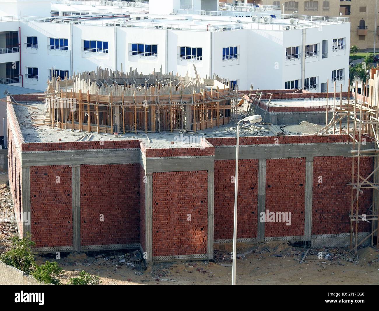 Kairo, Ägypten, September 8 2020: Baustelle eines neuen Moschee-Gebäudes in Kairo, neuer Hochhaus eines Moschee-Masjids, ein Ort für Muslime, um zu perfektionieren Stockfoto