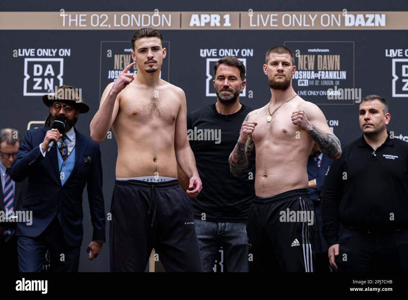 London, Großbritannien. 31. März 2023. Eddie Hearn (Mitte), John Hedges (Mitte links) und Daniel Bocianski (rechts) stellen sich während des Wiegens von Joshua gegen Franklin + Undercard in Westfield London, London, Großbritannien am Freitag, den 31. März 2023 in LONDON, ENGLAND. Kredit: Taka G Wu/Alamy Live News Stockfoto