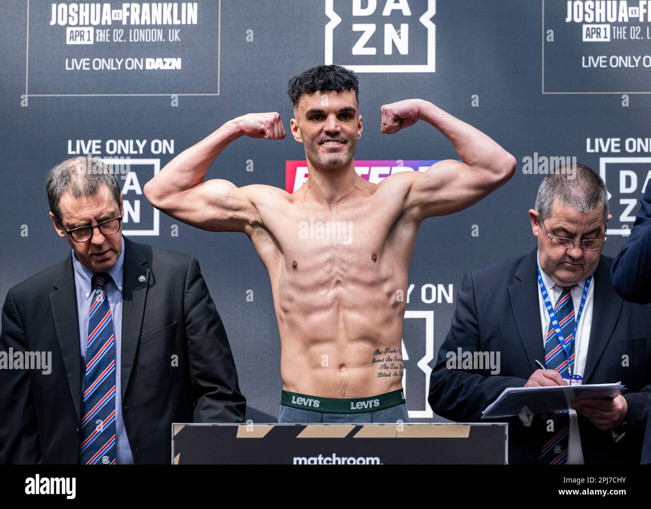 London, Großbritannien. 31. März 2023. Louis Fielding wiegt beim Wiegen von Joshua gegen Franklin + Undercard in Westfield London, London, Großbritannien am Freitag, den 31. März 2023 in LONDON, ENGLAND. Kredit: Taka G Wu/Alamy Live News Stockfoto