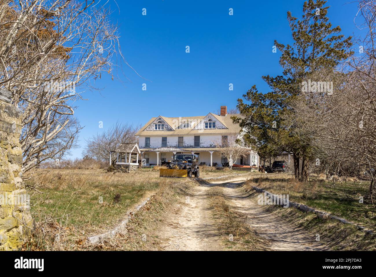 Altes Haus am Wasser im nordwestlichen Hafen Stockfoto