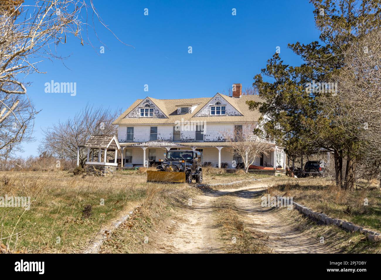 Altes Haus am Wasser im nordwestlichen Hafen Stockfoto
