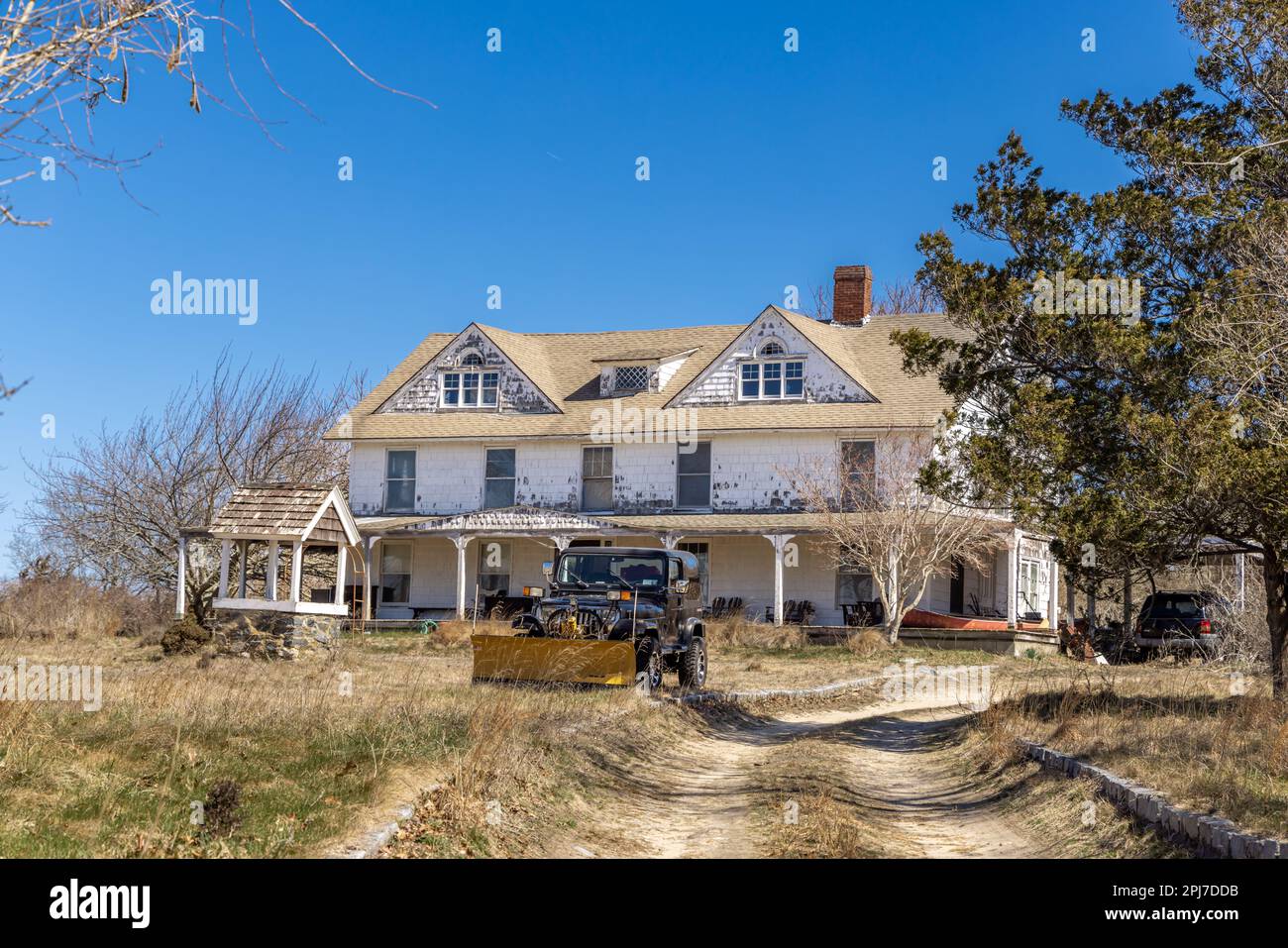 Altes Haus am Wasser im nordwestlichen Hafen Stockfoto
