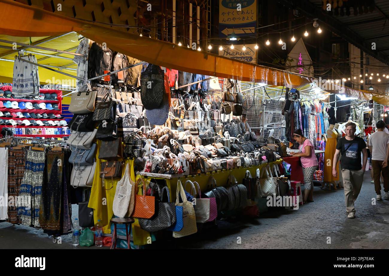 Bangkok, Thailand. 30. März 2023. Ein allgemeiner Blick auf einen Nachtmarkt. Bangkoks berüchtigtes Rotlicht-Unterhaltungsviertel Patpong wurde seit der COVID-19-Pandemie wieder eröffnet. Es ist wieder ein Street Food Nachtmarkt mit nur wenigen Go Go Go Bars, 2 Straßen bieten auch Souvenirs, Kleidung und Schmuck. Seit der Legalisierung von Marihuana am 9. Juni wurden auch Marihuana-Verkaufsstellen in der Region eröffnet. (Foto: Paul Lakatos/SOPA Images/Sipa USA) Guthaben: SIPA US/Alamy Live News Stockfoto