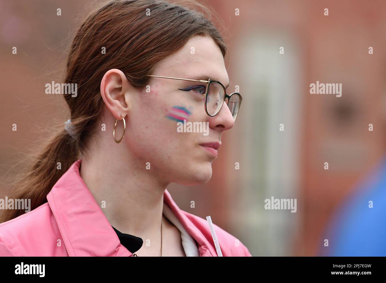 Wilkes Barre, Usa. 31. März 2023. Jackie St. Claire trägt Transgender-Fahnenfarbe auf ihrem Gesicht am Transgender-Tag der Sichtbarkeit. Der 31. März ist der Transgender-Tag der Öffentlichkeitswirksamkeit ein Tag, der dazu dienen soll, das Bewusstsein für die Diskriminierung von Transgender-Menschen zu schärfen und Transgender-Menschen zu feiern. Kredit: SOPA Images Limited/Alamy Live News Stockfoto