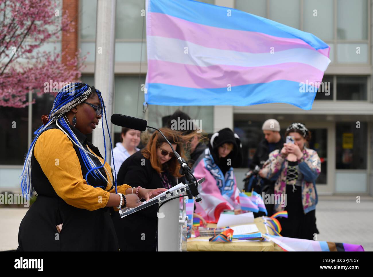 Wilkes Barre, Usa. 31. März 2023. Oster Rowland spricht von ihrer Erfahrung als Schwarze Transgender-Frau. Der 31. März ist der Transgender-Tag der Öffentlichkeitswirksamkeit ein Tag, der dazu dienen soll, das Bewusstsein für die Diskriminierung von Transgender-Menschen zu schärfen und Transgender-Menschen zu feiern. Kredit: SOPA Images Limited/Alamy Live News Stockfoto