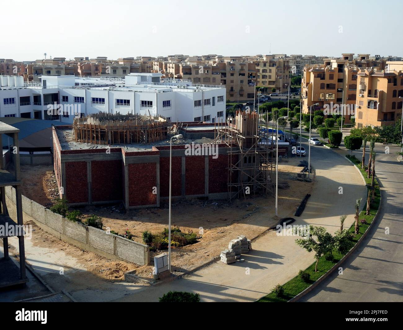 Kairo, Ägypten, September 8 2020: Baustelle eines neuen Moschee-Gebäudes in Kairo, neuer Hochhaus eines Moschee-Masjids, ein Ort für Muslime, um zu perfektionieren Stockfoto