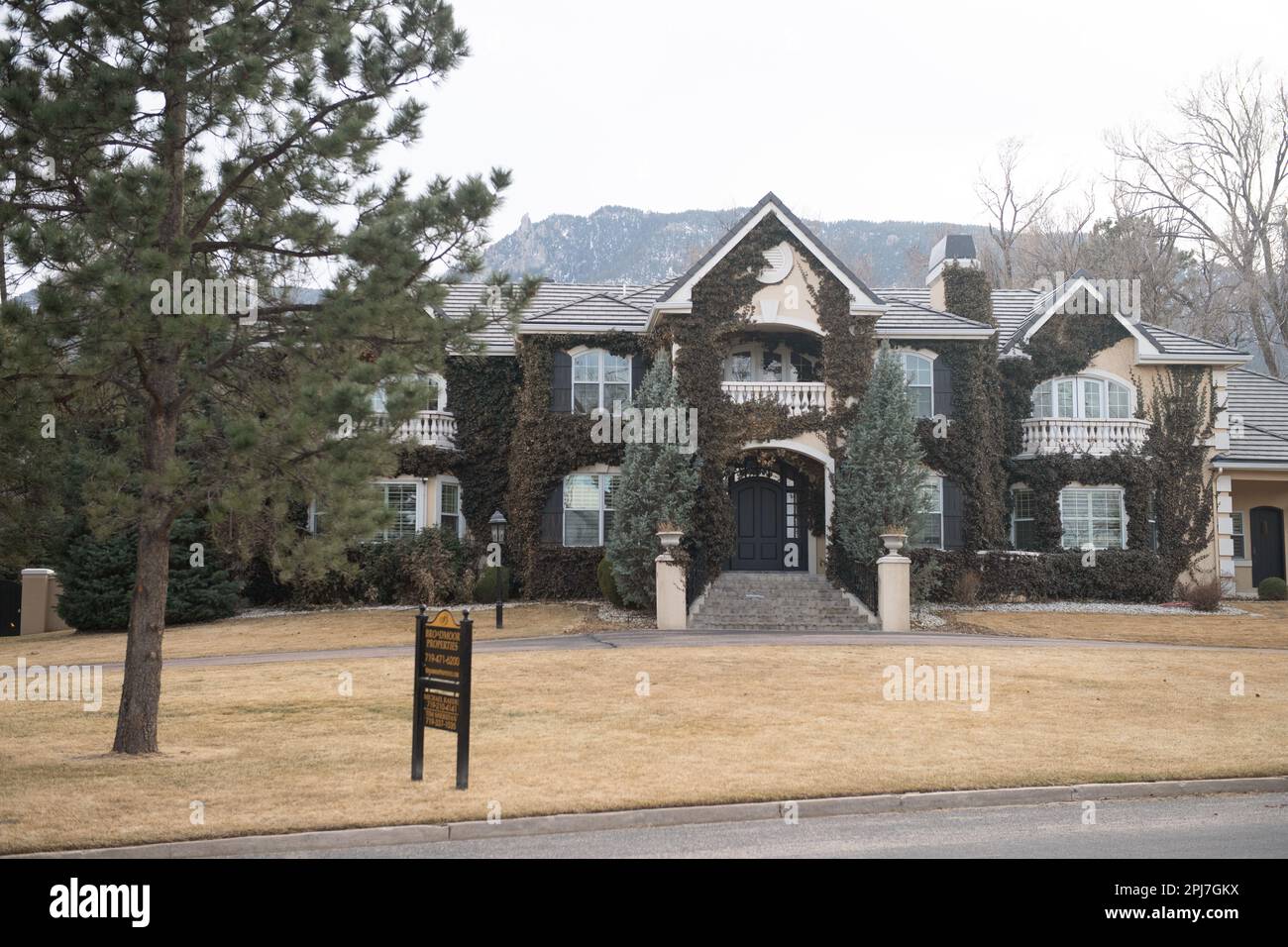 Großes exklusives Einfamilienhaus für $3,3 Millionen Dollar in der Nähe des Broadmoor Hotels. Exklusives Viertel in Colorado Springs, Colorado Stockfoto