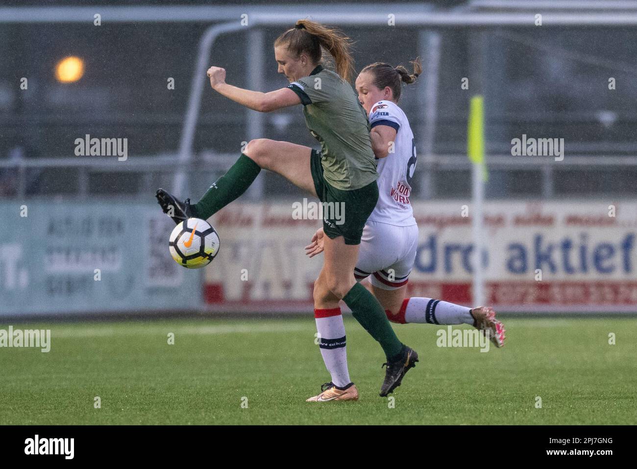 Alkmaar, Niederlande. 31. März 2023. ALKMAAR, NIEDERLANDE - MÄRZ 31: Celien Tielmans von PEC Zwolle, Manique De Vette von vv Alkmaar während des niederländischen Azerion Eredivisie-Spiels zwischen VV Alkmaar und PEC Zwolle im Sportpark Robonsbosweg am 31. März 2023 in Alkmaar, Niederlande (Foto von Kees Kuijt/Orange Pictures BV/Alamy Live News) Stockfoto