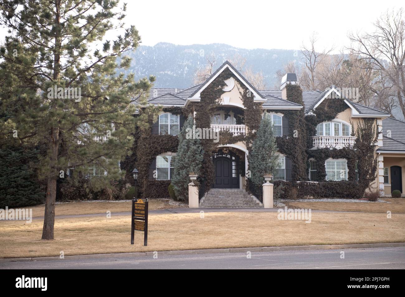 Großes exklusives Einfamilienhaus für $3,3 Millionen Dollar in der Nähe des Broadmoor Hotels. Exklusives Viertel in Colorado Springs, Colorado Stockfoto