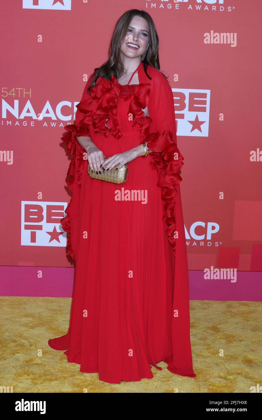 NAACP Image Awards Ankunft im Pasadena Civic Auditorium am 26. Februar 2023 in Pasadena, CA mit Sophia Bush, wo: Los Angeles, Kalifornien, USA, wenn: 25. Februar 2023 Gutschrift: Nicky Nelson/WENN Stockfoto