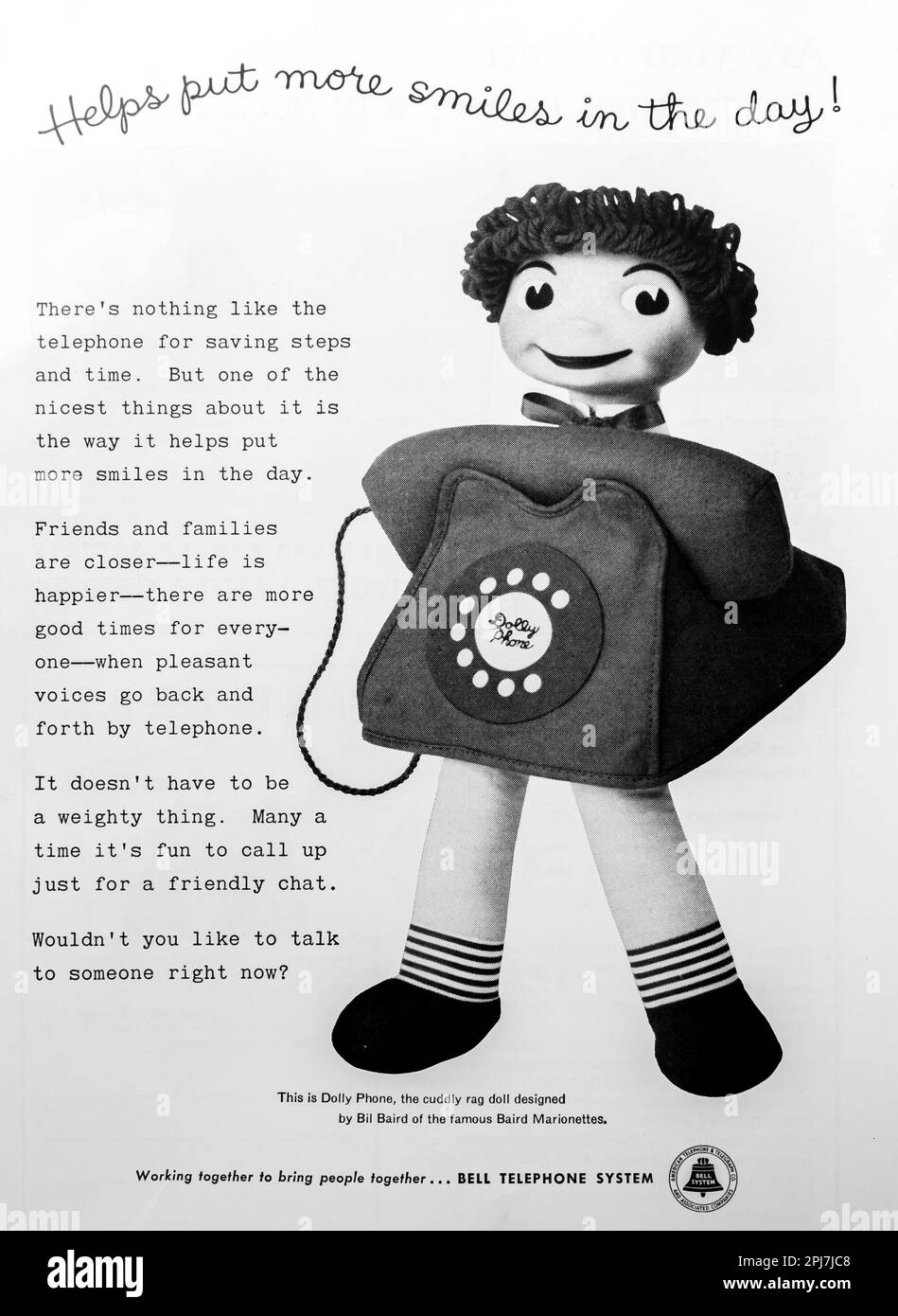 Klingeltelefon - Dolly-Telefon - Kuschelpuppen-Werbespot in einer Zeitschrift NatGeo, Mai 1957 Stockfoto