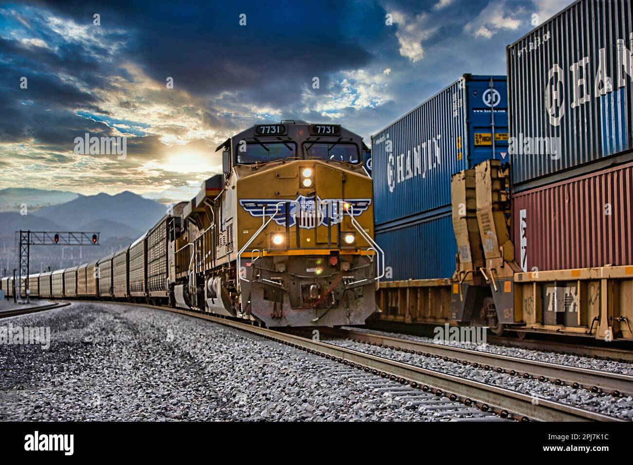 Eine Union pacific Diesel Lokomotive, die eine Reihe Containerwagen durch das Coachella Valley in Südkalifornien zieht Stockfoto