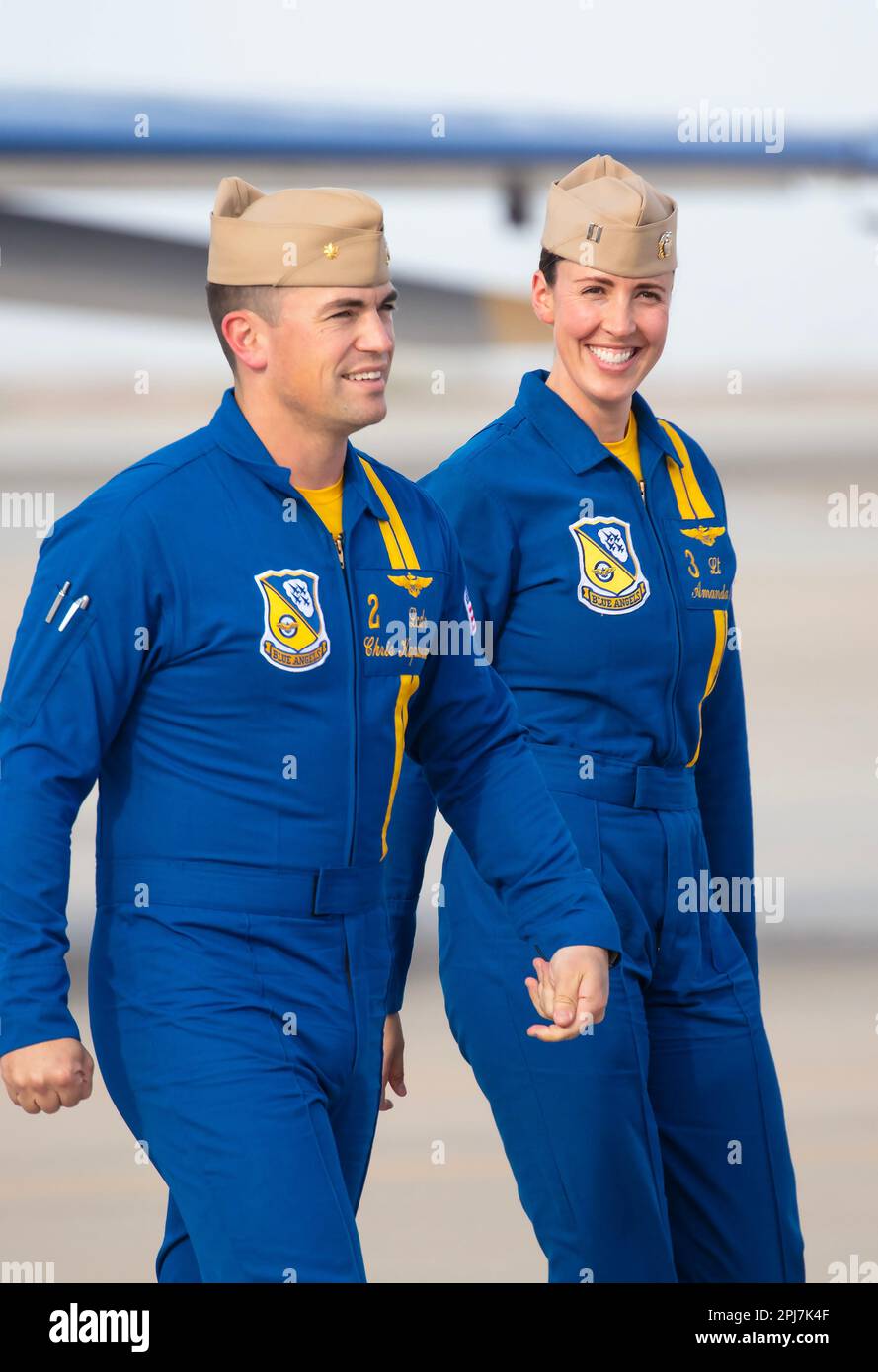 El Centro, Kalifornien, USA. 10. März 2023. LT. AMANDA LEE und Blue Angels und Teamkollege von links, LT. Commander. CHRISTOPHER KAPUSCHANSKY begrüßt die Zuschauer nach ihrem letzten Training am 10. März vor der ersten Show der Saison 2023 in der Naval Air Facility am nächsten Tag. Lee kletterte am 11. März in das Cockpit ihrer blauen und goldenen F/A-18E/F Super Hornet und schrieb mit ihrer ersten öffentlichen Demo als renommierte Pilotin der Blue Angels Geschichte. (Kreditbild: © Alan de Herrera/ZUMA Press Wire) NUR REDAKTIONELLE VERWENDUNG! Nicht für den kommerziellen GEBRAUCH! Stockfoto