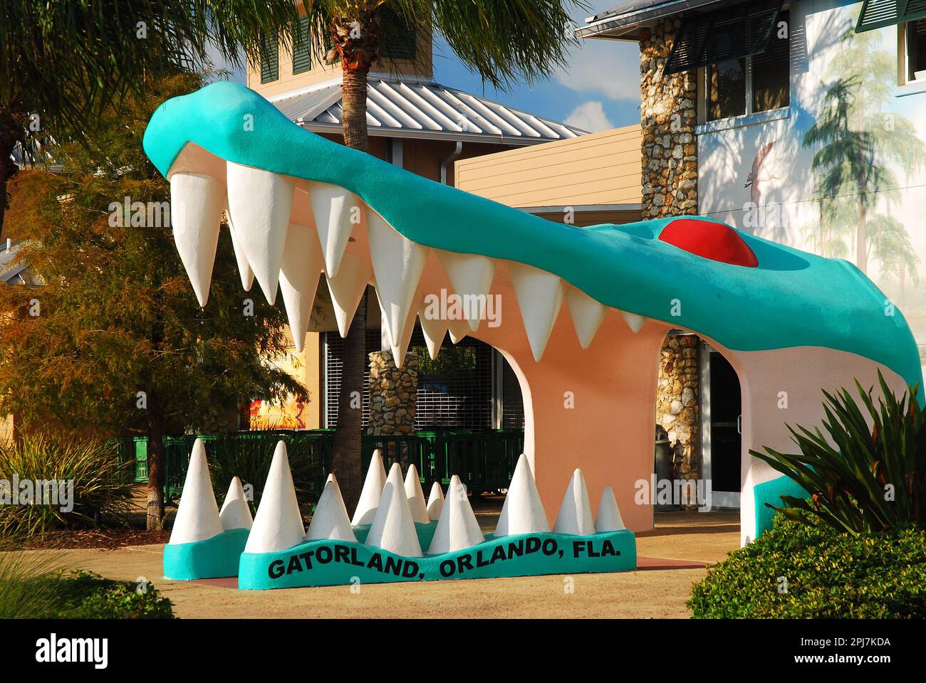 Ein großer Krokodilkopf mit offenem Mund und offenen Zähnen markiert den Eingang zum Gatorland, einer Touristenattraktion in Orlando, Florida Stockfoto