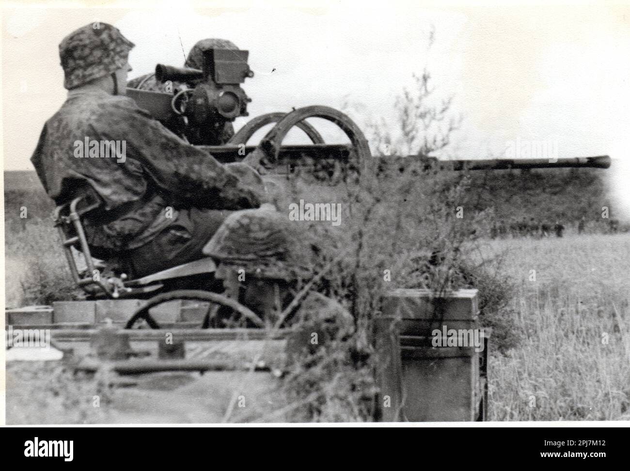 2. Weltkrieg B&W Foto deutscher Soldaten an Bord einer Light-Halbstrecke mit einer 2cm Light Flak, die auf die russische Front 1941 feuert. Die Männer sind von der 2. SS Division das Reich SS KB Fendt Stockfoto