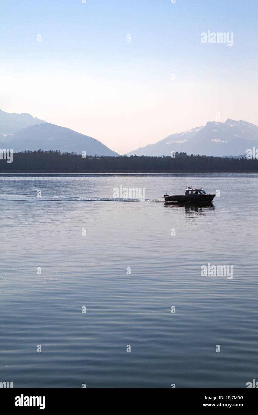 Landschaftsfotografie Boot Lake Mountains Sky Trees Stockfoto