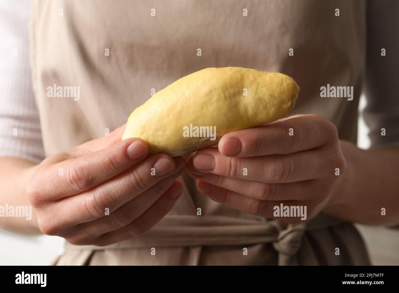 Frau mit einem Stück frischer, reifer Durianfrucht, Nahaufnahme Stockfoto
