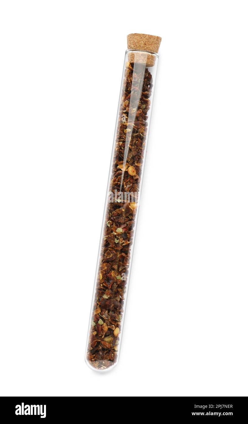 Glasröhrchen mit gemahlenem Chilipfeffer auf weißem Hintergrund, Draufsicht Stockfoto