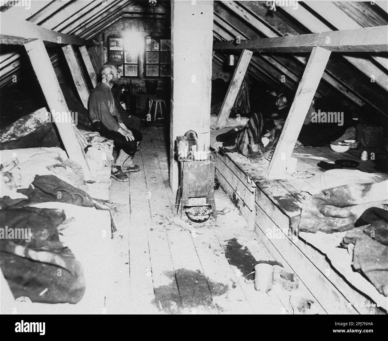 In einer Erdhütte, wo die Gefangenen im Kaufering IV - Konzentrationslager Hurlach, Teil des KZ Dachau, schlafen mussten Stockfoto