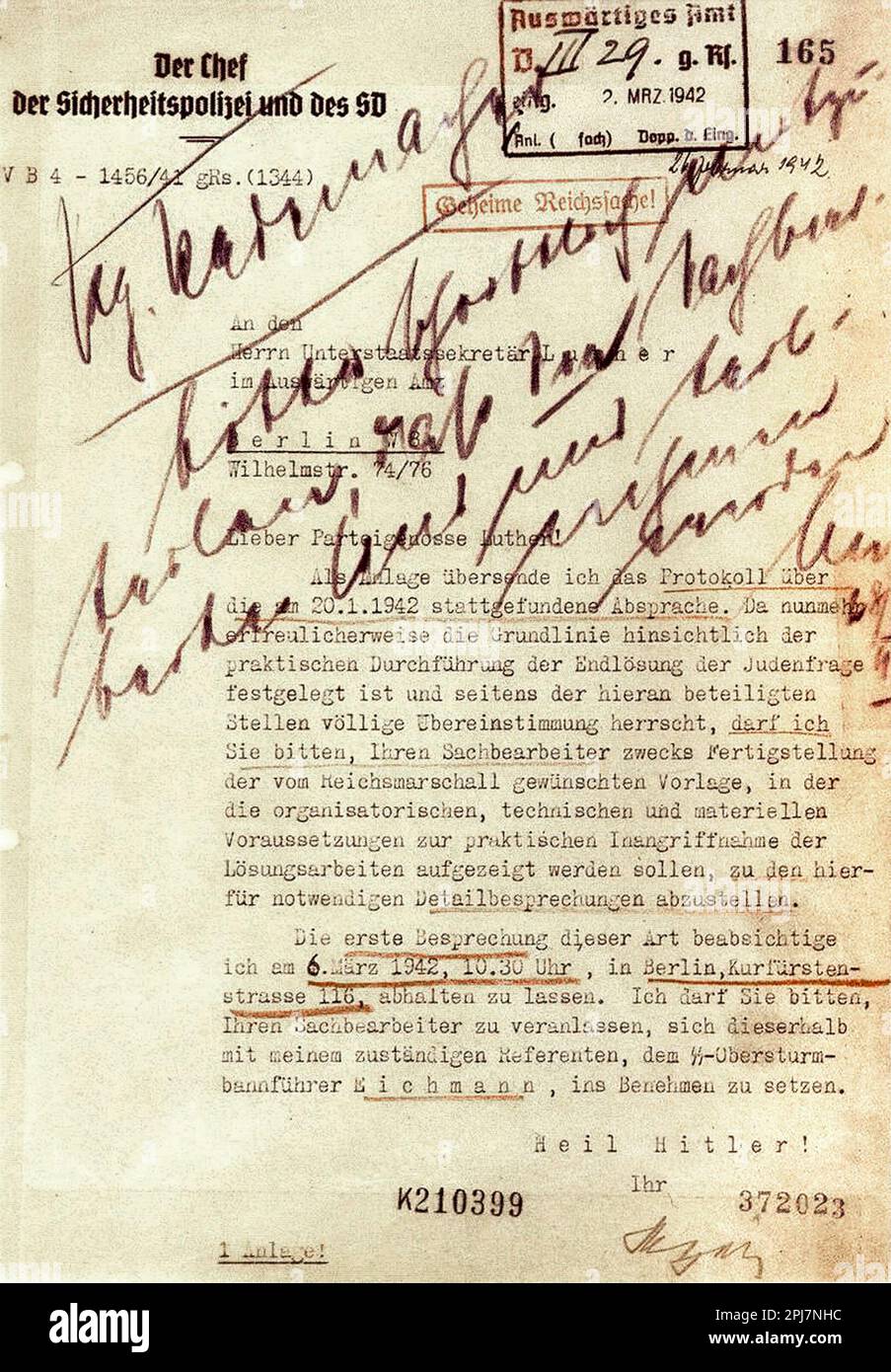 Ein Brief von Reinhard Heydrich nach der Wannsee-Konferenz, in dem er um Hilfe bei der endgültigen Lösung der jüdischen Frage bittet. Dieser schaurige Satz "Endlösung der Judenfrage" kann am Ende der vierten Zeile des Buchstabens gelesen werden. Stockfoto