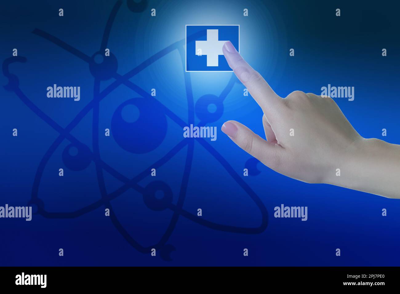 Frau drückt virtuellen erste-Hilfe-Knopf auf blauem Hintergrund, Nahaufnahme. Notfallhilfe Stockfoto