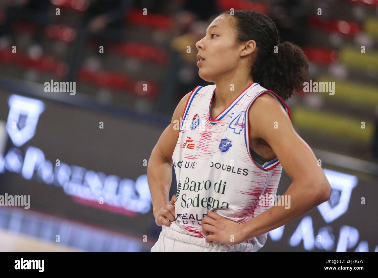 Campobasso, Italien. 30. März 2023. Thomas Samantha von Sassari in Aktion während des Spiels zwischen BDS Dinamo Sassari und Allianz Geas Sesto San Giovanni vom italienischen Frauenbasketball-Cup, Viertelfinale, in der La Molisana Arena. Dinamo Sassari schlägt Sesto San Giovanni im zweiten Quartal des Finales mit einem Ergebnis von 53-48 Punkten Credit: SOPA Images Limited/Alamy Live News Stockfoto