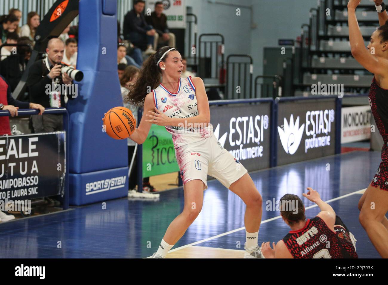 Campobasso, Italien. 30. März 2023. Toffolo Sara von Sassari in Aktion während des Spiels zwischen BDS Dinamo Sassari und Allianz Geas Sesto San Giovanni vom italienischen Frauenbasketball-Cup, Viertelfinale, in der La Molisana Arena. Dinamo Sassari schlägt Sesto San Giovanni im zweiten Quartal des Finales mit einem Ergebnis von 53-48 Punkten Credit: SOPA Images Limited/Alamy Live News Stockfoto