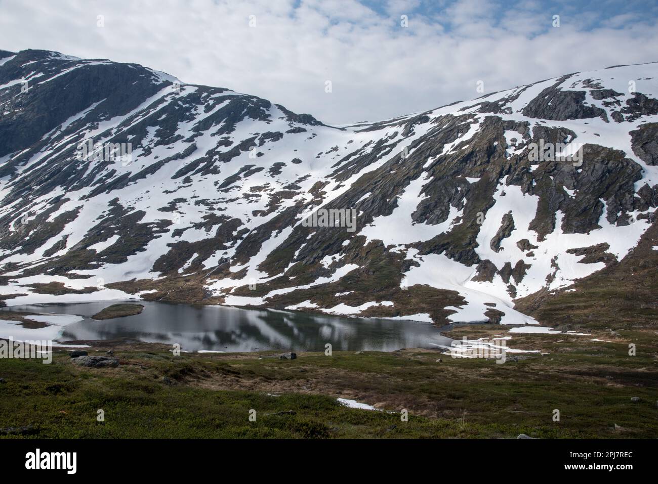 Abendlicht auf Langvatnet etwa 950 Meter über dem Meeresspiegelsee im Kreis Møre Og Romsdal in Westnorwegen. Abendlicht auf dem rund 950 Mete Stockfoto