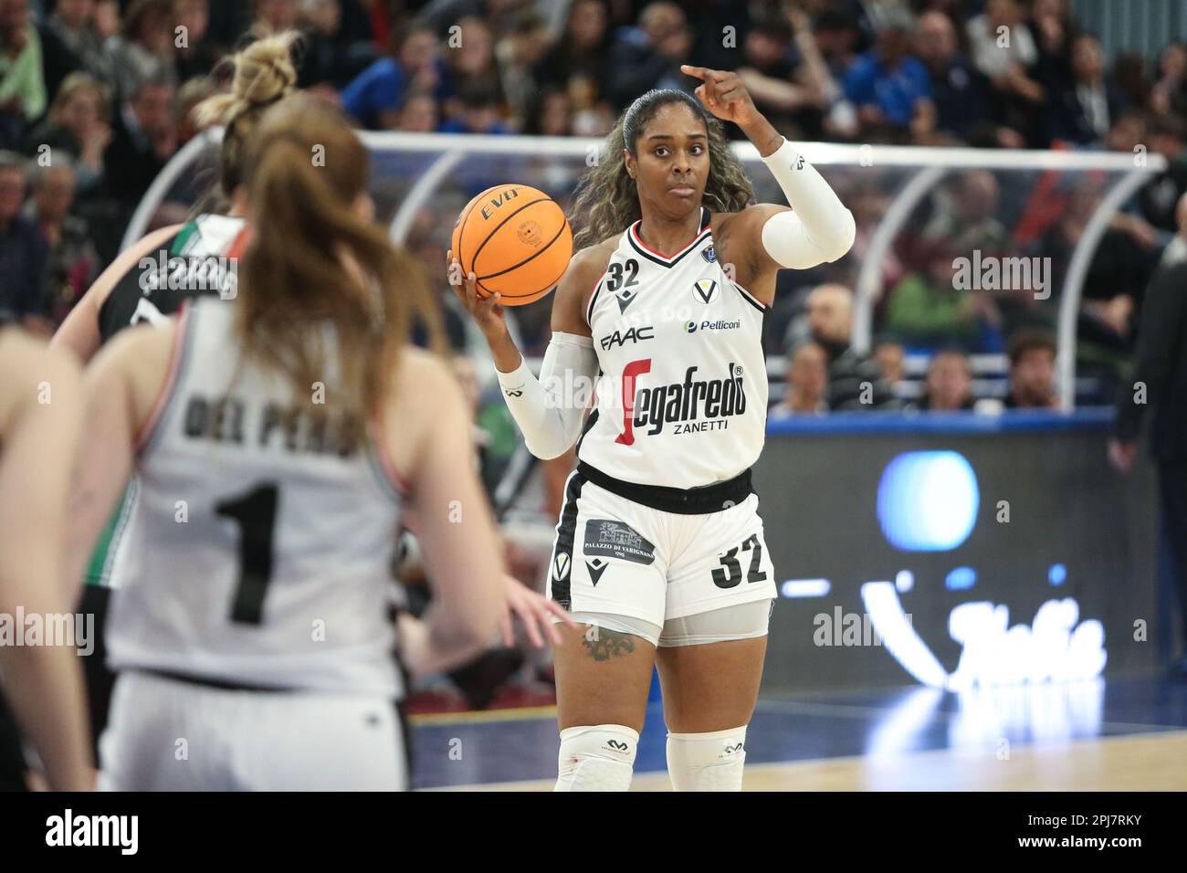 Campobasso, Italien. 30. März 2023. Parker Cheyenne Sernina (R) und Del Pero Beatrice von Bologna (L) in Aktion während des Spiels zwischen La Molisana Magnolia Campobasso gegen Virtus Segaf im italienischen Frauenbasketball-Cup im La Molisana. La Molisana Magnolia Campobasso verlor das letzte Quartal gegen Virtus Segafredo Bologna mit 71-96 Punkten (Foto: Davide Di Lalla/SOPA Images/Sipa USA). Guthaben: SIPA USA/Alamy Live News Stockfoto