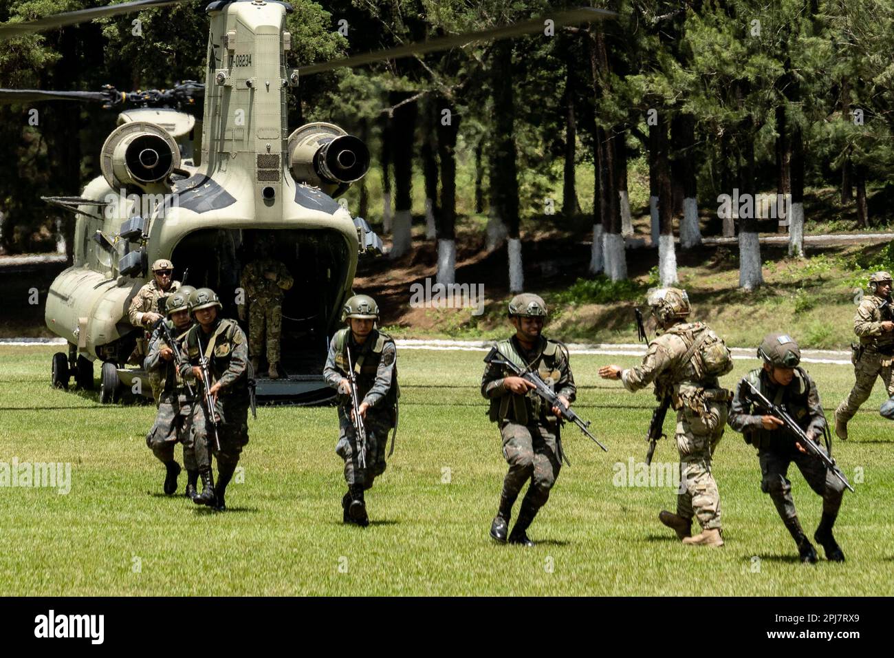 Soldaten, die der 7. Special Forces Group (Airborne) zugeteilt sind, führen während des CENTAM Guardian 2023 in Guatemala, März 22, ein Flugübungstraining mit guatemaltekischen Soldaten durch. 2023. 2023. CENTAM Guardian 23 (CG23) ist eine jährliche, multinationale Partnerschaftsübung, die zum Aufbau von Kapazitäten und Fähigkeiten mit zentralamerikanischen Partnerländern konzipiert wurde. (USA Armeefoto von Sergeant Hunter Garcia) Stockfoto