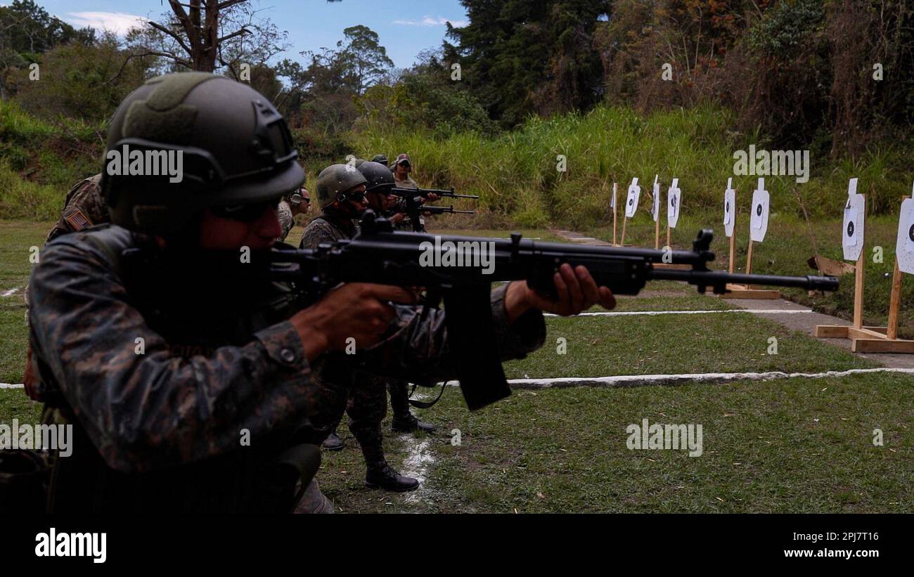 Soldaten, die der 7. Special Forces Group (Airborne) zugeteilt wurden, unterrichten guatemaltekische Soldaten während der CENTAM Guardian 2023 in Guatemala, März 16, über geeignete Schussmethoden. 2023. CENTAM Guardian 23 (CG23) ist eine jährliche multinationale Partnerschaftsmaßnahme, die zum Aufbau von Kapazitäten und Fähigkeiten mit den zentralamerikanischen Partnerländern dient. (USA Armeefoto von Sergeant Hunter Garcia) Stockfoto