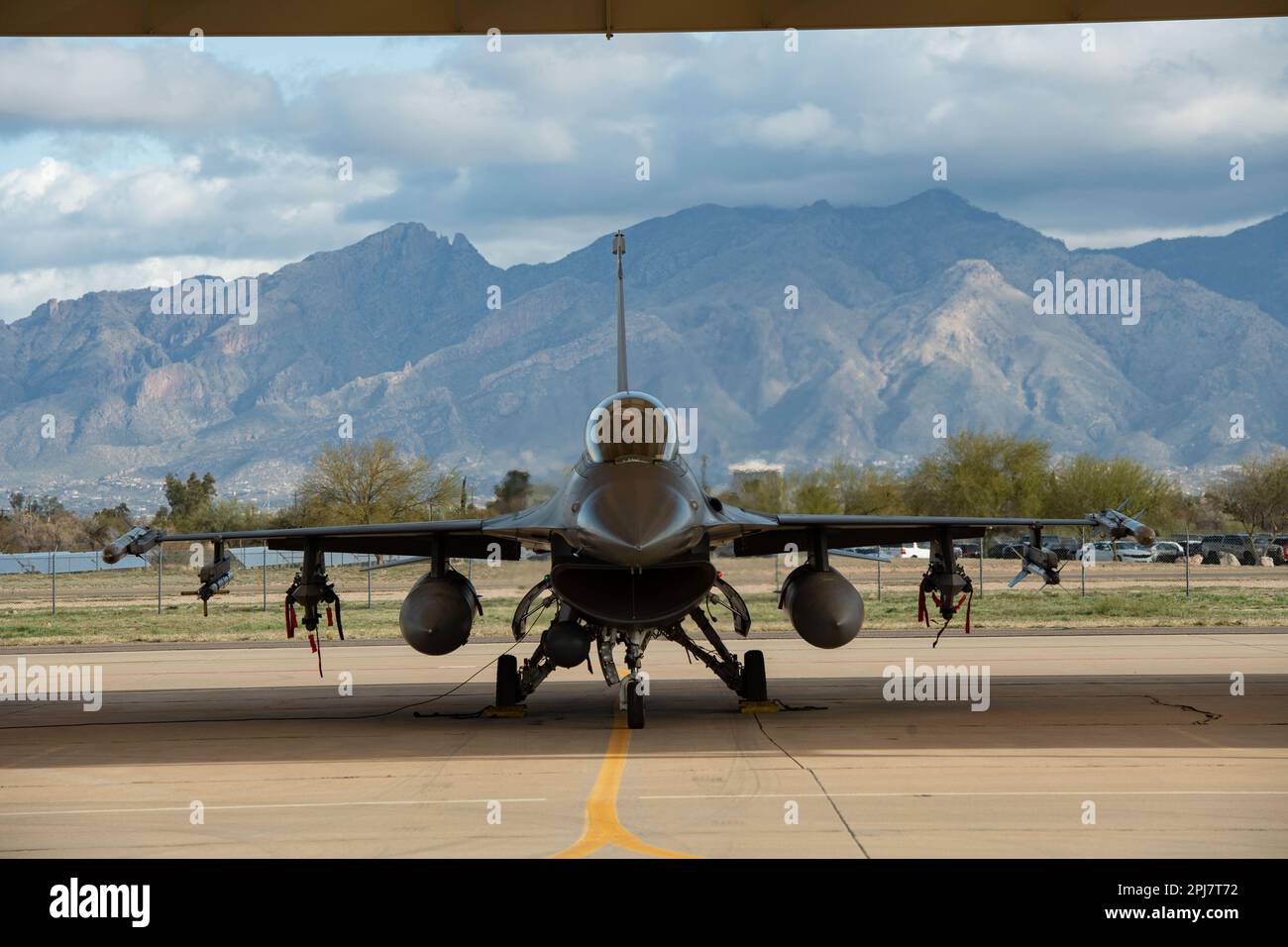 1. LT. Luke Dewalt, ein Student des 149. Kampfflugflügels, Air National Guard, führt vor dem Start während Coronet Cactus, 30. März 2023, auf dem Luftwaffenstützpunkt Davis-Monthan, Arizona, Vorflugkontrollen durch. Bei der jährlichen Trainingsveranstaltung werden Mitglieder des 149. Fighter Wing mit Hauptsitz auf der Joint Base San Antonio-Lackland, Texas, in eine andere Umgebung entsandt, um sie mit dem Erreichen von Missionszielen an einem unbekannten Ort vertraut zu machen. (Air National Guard Foto von Tech. Sgt. Derek Davis) Stockfoto