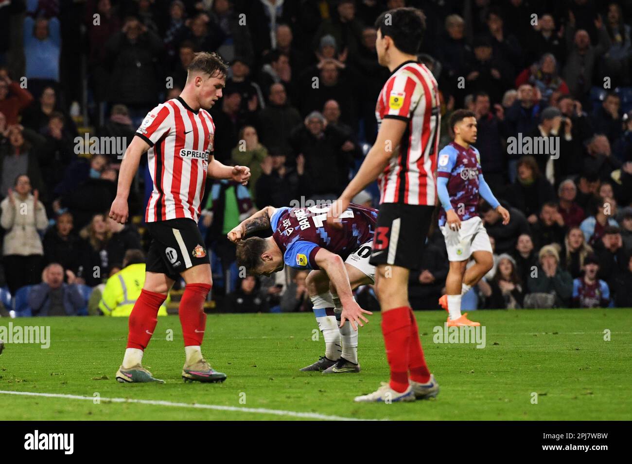 Burnley, Großbritannien. 31. März 2023. Ashley Barnes aus Burnley reagiert auf seinen verpassten Schuss während des Sky Bet Championship-Spiels in Turf Moor, Burnley. Der Bildausdruck sollte lauten: Gary Oakley/Sportimage Credit: Sportimage/Alamy Live News Stockfoto