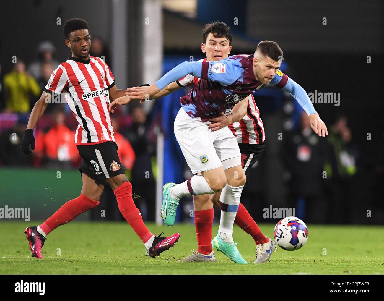 Burnley, Großbritannien. 31. März 2023. Johann Guomundsson von Burnley mit dem Ball während des Sky Bet Championship-Spiels in Turf Moor, Burnley. Der Bildausdruck sollte lauten: Gary Oakley/Sportimage Credit: Sportimage/Alamy Live News Stockfoto