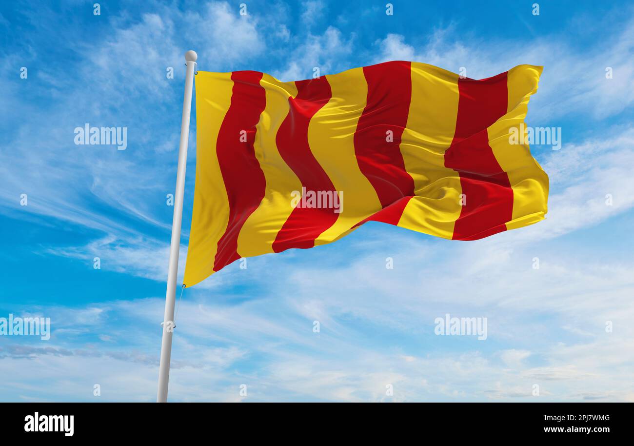 Flagge der Gallo-Romantik-Völker Provenzals im wolkigen Hintergrund, Panoramablick. Flagge für ausgestorbenes Land, ethnische Gruppe oder Kultur, regional Stockfoto
