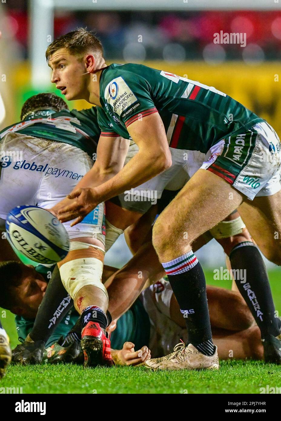 Leicester Tigers Rugby gegen Edinburgh Rugby Team am 31. März 2023 im Mattioli Stadium in Leicester, Großbritannien. Jack Van Poortvliet (Leicester Tigers) veröffentlicht den Ball im Mattioli Rugby Stadium, Leicester, UK Kredit: Mark Dunn/Alamy Live News Stockfoto