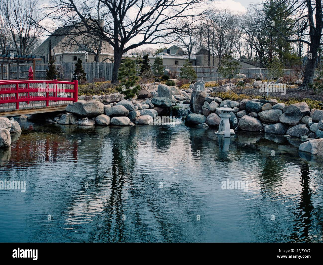 Starke Reflexionen auf dem Wasser des Koi-Teiches im Topeka Zoo's Japanese Garden in Kansas Stockfoto