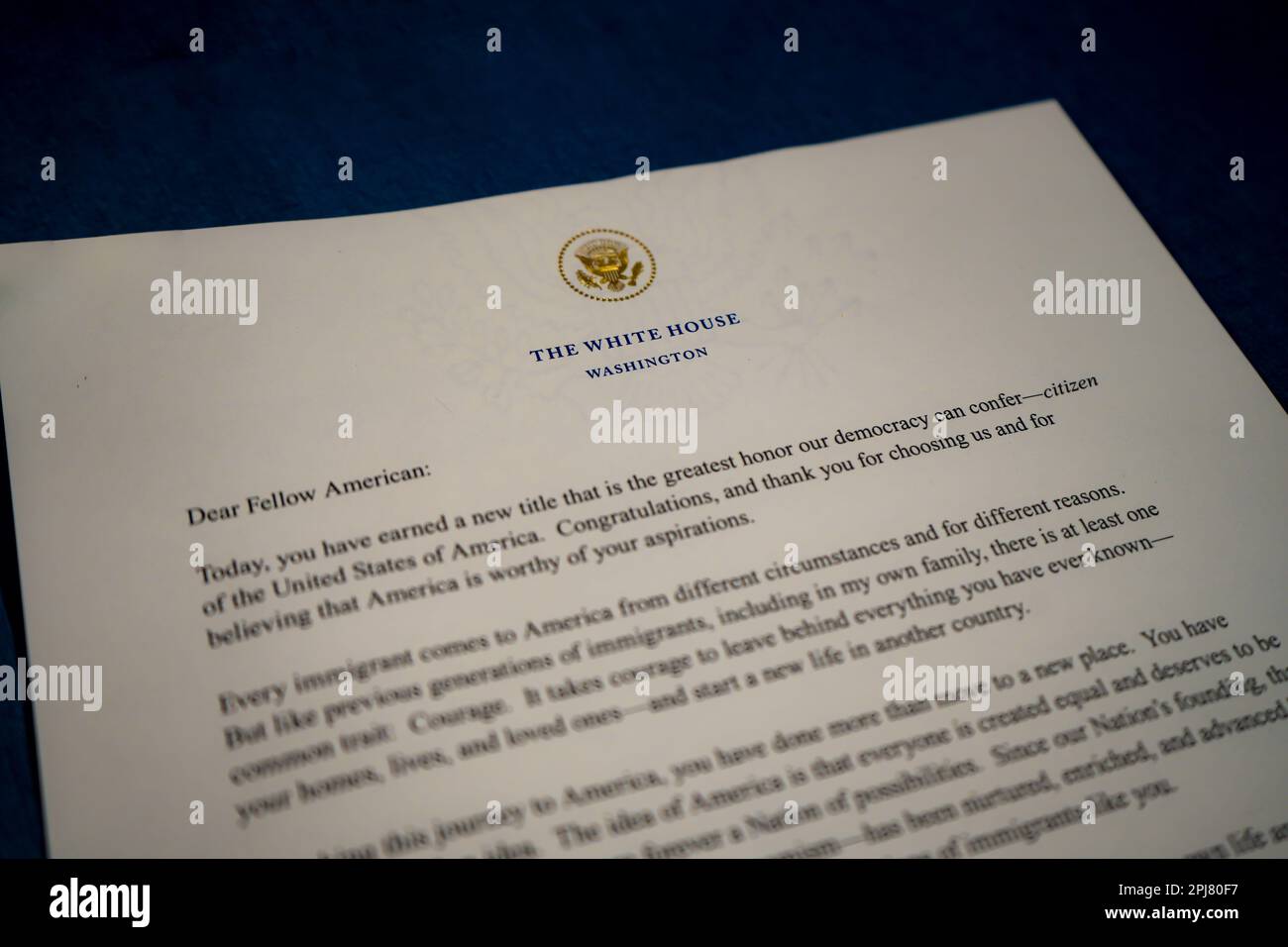 Denver, Colorado - 3.16.2023: Einbürgerungsschreiben des US-Präsidenten Joe Biden Stockfoto