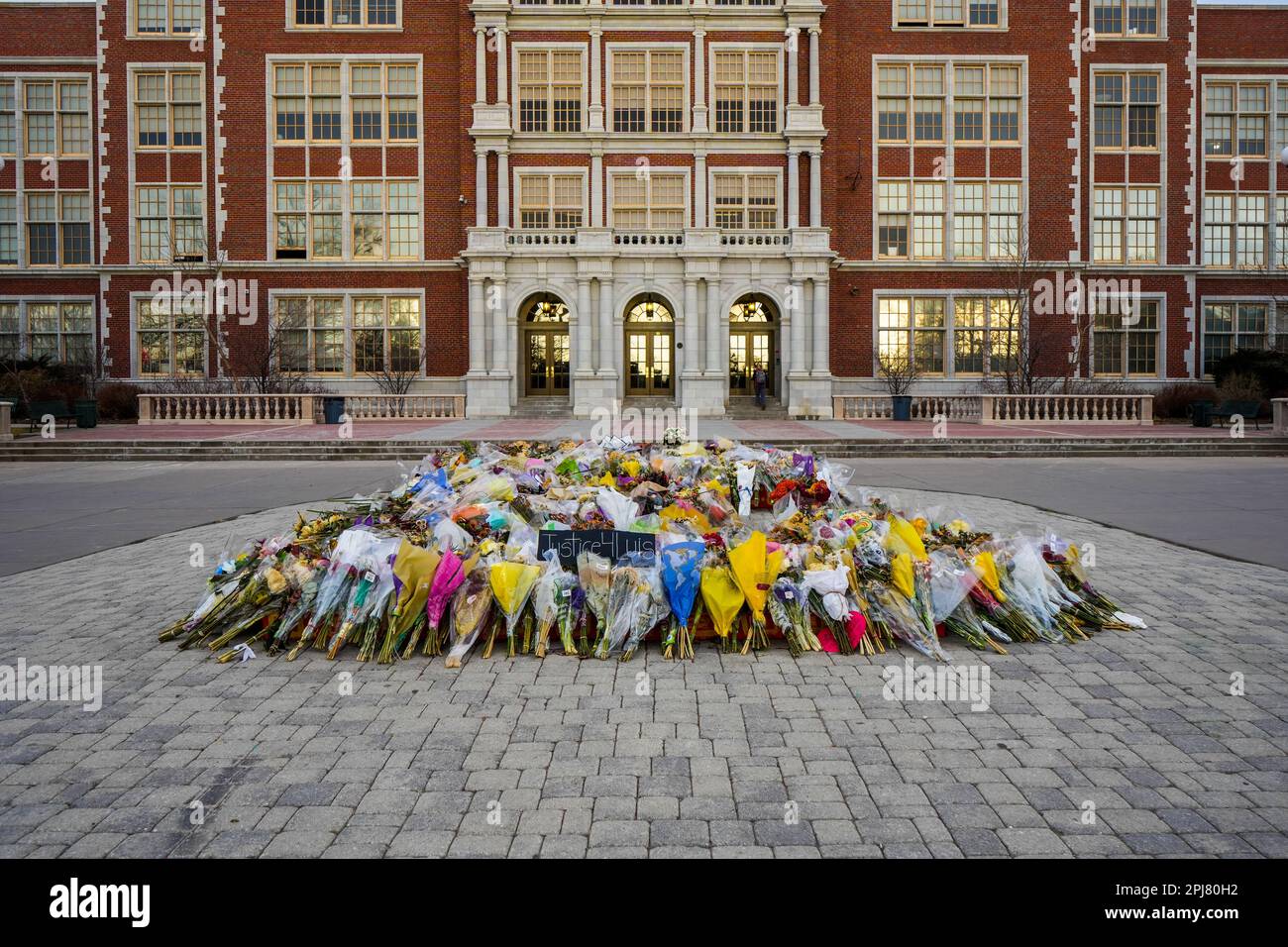 Denver, Colorado, Vereinigte Staaten - 3,6,2023: East High School, Blumen und Gedenkstätte für den Tod eines 16-jährigen Schülers, der in der Nähe der Schule erschossen wurde Stockfoto
