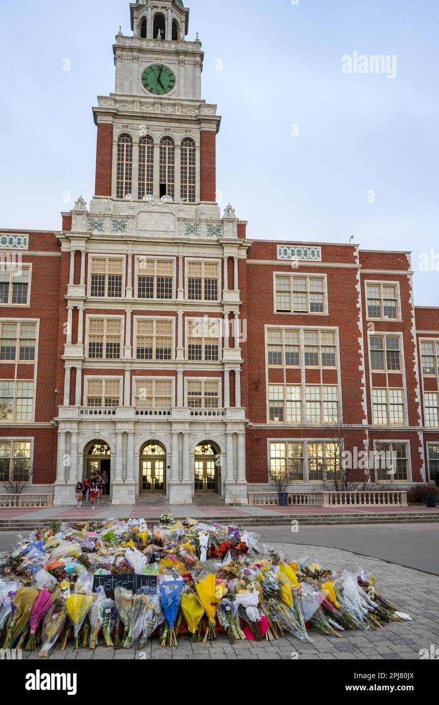 Denver, Colorado, Vereinigte Staaten - 3,6,2023: East High School, Blumen und Gedenkstätte für den Tod eines 16-jährigen Schülers, der in der Nähe der Schule erschossen wurde Stockfoto