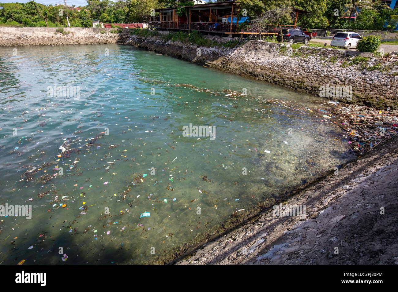 Ein Hafen in Cebu gefüllt mit schwimmenden Plastikmüll, Philippinen. Stockfoto