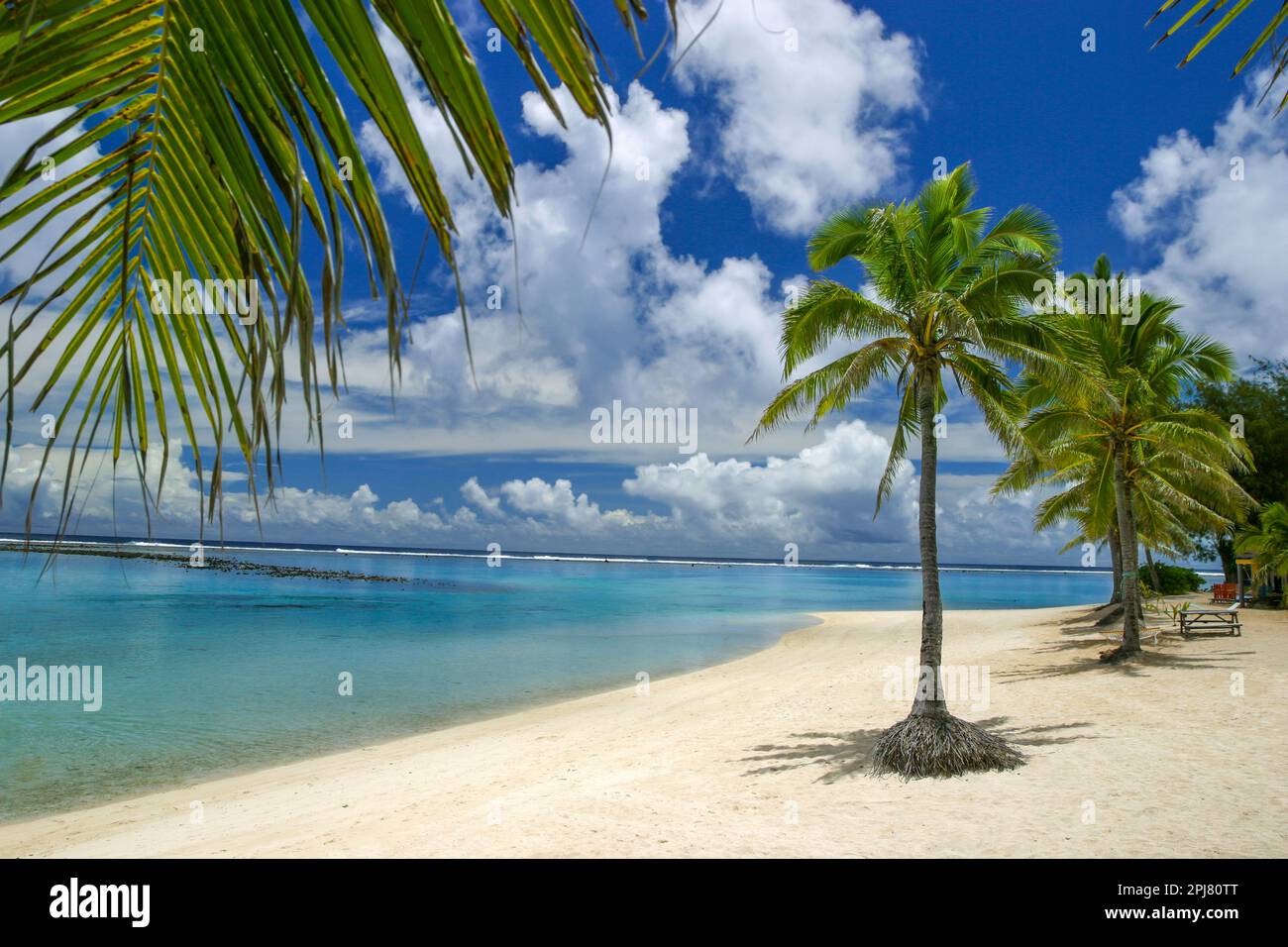 Südpazifische tropische Szene mit einer idyllischen Lagune von Rarotongas mit Strand und Palmen, den Cook Islands. Stockfoto