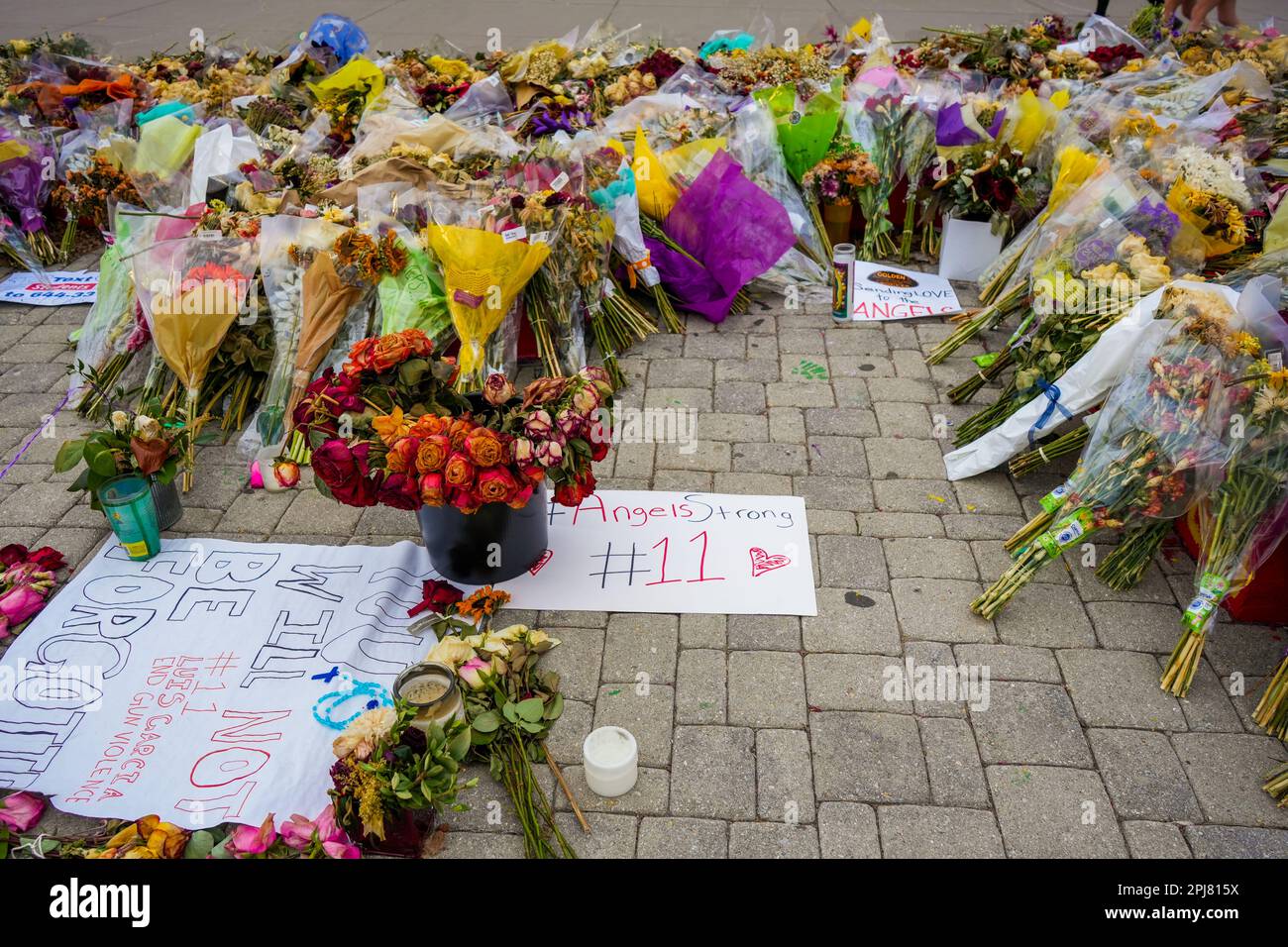 Denver, Colorado, USA - 3,6,2023: Blumen vor der East High School. Im Februar 2023 wurde ein 16-jähriger Schüler in der Nähe der Schule erschossen Stockfoto