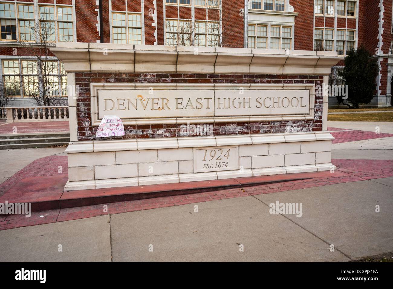 Denver, Colorado, Vereinigte Staaten - 3,6,2023: East High School, Blumen und Gedenkstätte für den Tod eines 16-jährigen Schülers, der in der Nähe der Schule erschossen wurde Stockfoto