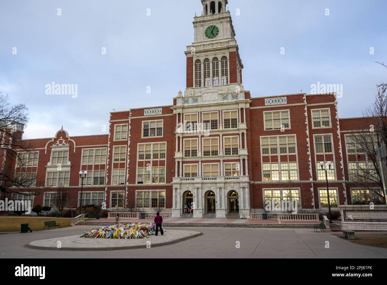 Denver, Colorado, Vereinigte Staaten - 3,6,2023: East High School, Blumen und Gedenkstätte für den Tod eines 16-jährigen Schülers, der in der Nähe der Schule erschossen wurde Stockfoto