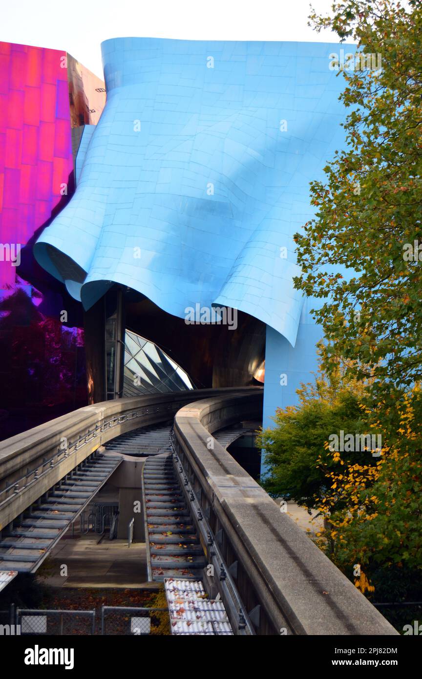 Eine Einschienenbahn führt durch das moderne Seattle Music Experience Gebäude Stockfoto