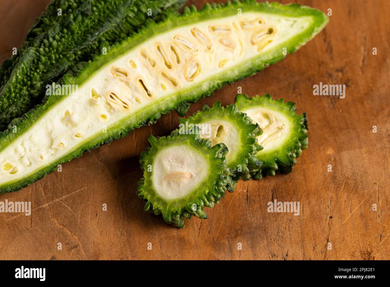 Grüne, bittere Riesenkürbis auf einem Holztisch Stockfoto